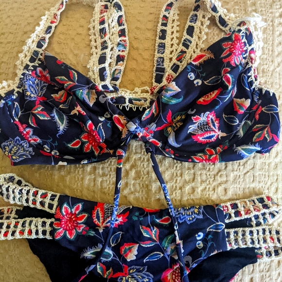 Bikini - Picture 2 of 6